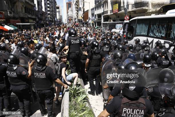 Police officers mounted a large operation with several national and federal forces provided by the 'anti-protest portocolo' to confront the massive...