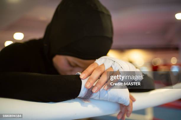 female boxing in gym - voile religieux photos et images de collection
