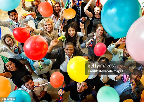celebrar con globos, sombreros y de los cuernos - fiesta fotografías e imágenes de stock