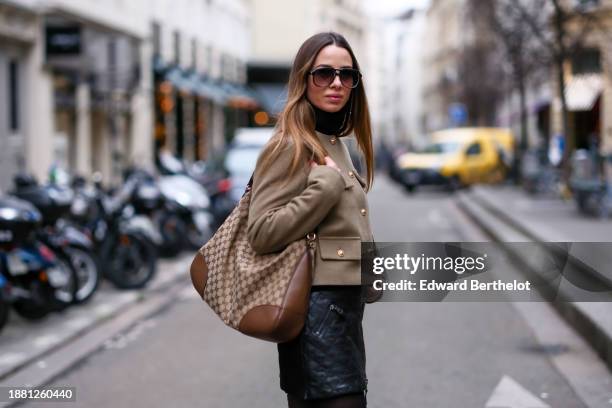 Maria Rosaria Rizzo wears sunglasses by Cuttler and Gross, a beige jacket with golden buttons from Zara, a black turtleneck top, a brown and beige...