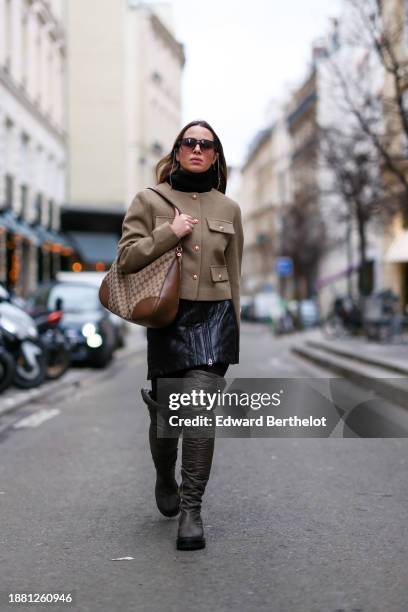 Maria Rosaria Rizzo wears sunglasses by Cuttler and Gross, a beige jacket with golden buttons from Zara, a black turtleneck top, a brown and beige...