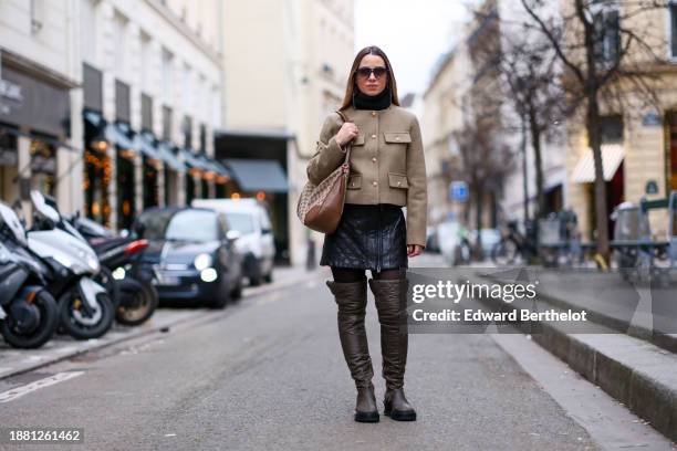 Maria Rosaria Rizzo wears sunglasses by Cuttler and Gross, a beige jacket with golden buttons from Zara, a black turtleneck top, a brown and beige...