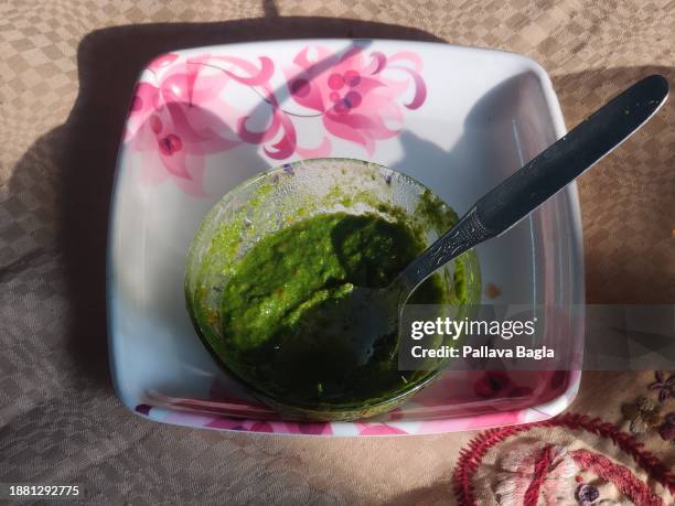samosa and green chutney an indian savory snack - chutney stock-fotos und bilder