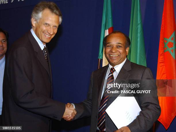 Le ministre français des Affaires étrangères Dominique de Villepin accueille son homologue libyen Abderrhamane Mohammed Chalgham, le 09 avril 2003 à...