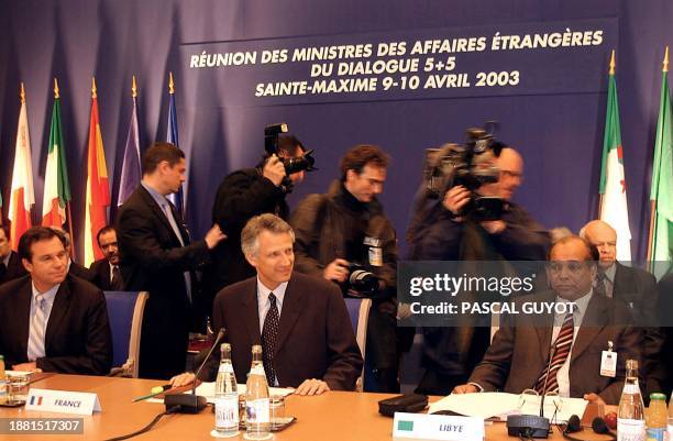 Le ministre français des Affaires étrangères Dominique de Villepin , au côté de son secrétaire d'Etat Renaud Muselier et de son homologue libyen...