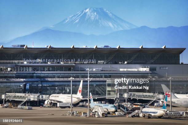 monte fuji atrás do aeroporto de haneda, japão - aeroporto internacional de tóquio - fotografias e filmes do acervo