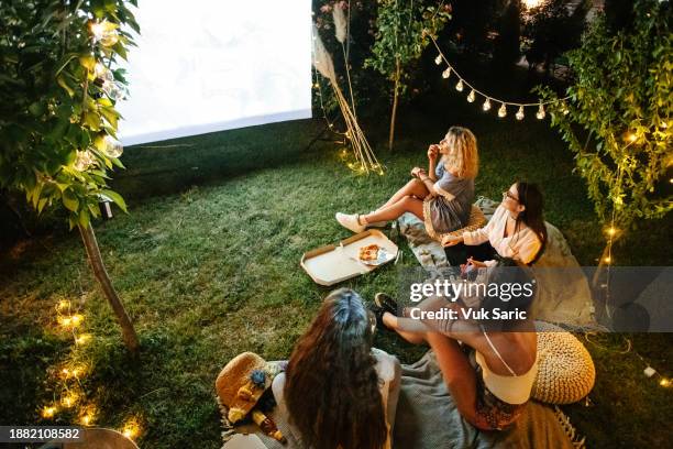 watching a movie outdoor - tuinscherm stockfoto's en -beelden
