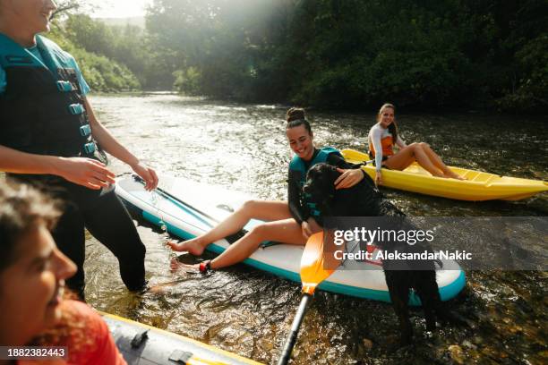 mi amigo de pádel - canoa fotografías e imágenes de stock