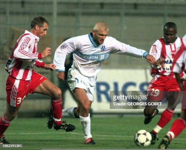 Attaquant de l'Olympique de Marseille Fabrizio Ravanelli est aux prises avec les défenseurs cannois Gerald Vaneburg Yao Senaya , le 31 octobre sur la...