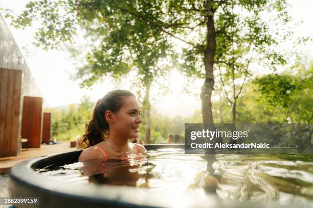 ruhiges bad in meiner gartenwanne - den sprung wagen stock-fotos und bilder
