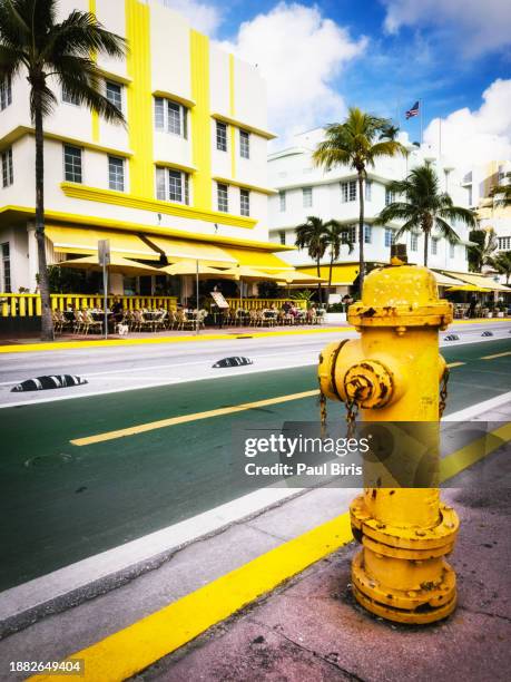 ocean drive street. fire hydrant with iconic art deco architecture in background. - deko bad stock pictures, royalty-free photos & images