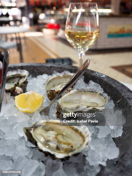 oysters and white wine on table - pate foto e immagini stock