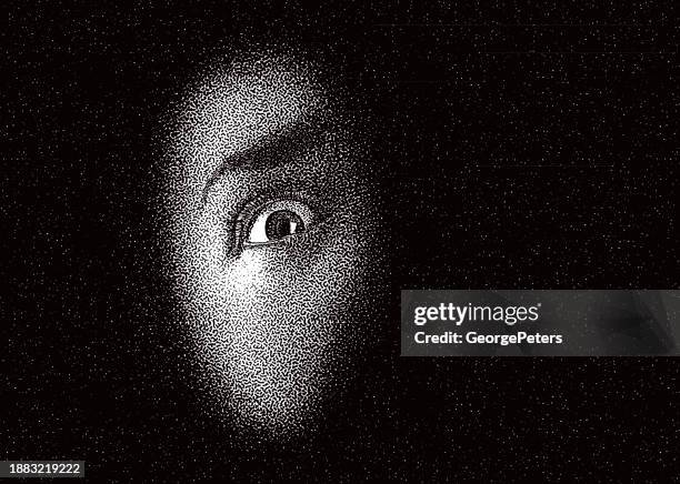 ilustraciones, imágenes clip art, dibujos animados e iconos de stock de ojos aterrorizados que se asoman en la oscuridad - detalle de primer plano