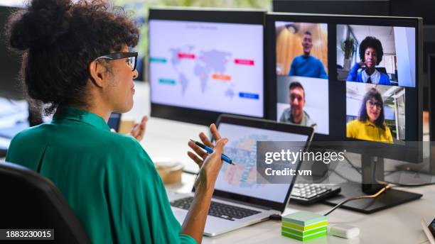 donna che discute il rapporto con i lavoratori a distanza - videoconferenza foto e immagini stock