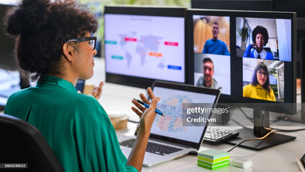 Mulher discute denúncia com trabalhadores remotos