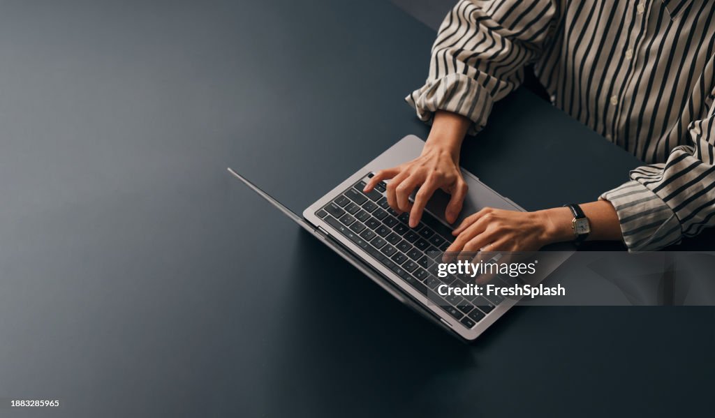 Eine nicht wiederzuerkennende Geschäftsfrau, die in ihrem Büro an ihrem Computer arbeitet
