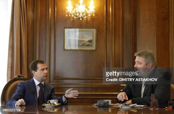Picture taken on April 13, 2009 shows Russian President Dmitry Medvedev giving an interview to Editor-in-Chief of the Novaya Gazeta newspaper Dmitry...
