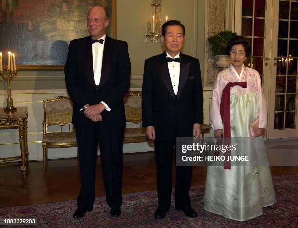 Nobel laurate South Korean President Kim Dae Jung and his wife Mrs Kim Dae-Jung pose with Norwegian King Harald during an official dinner at the...