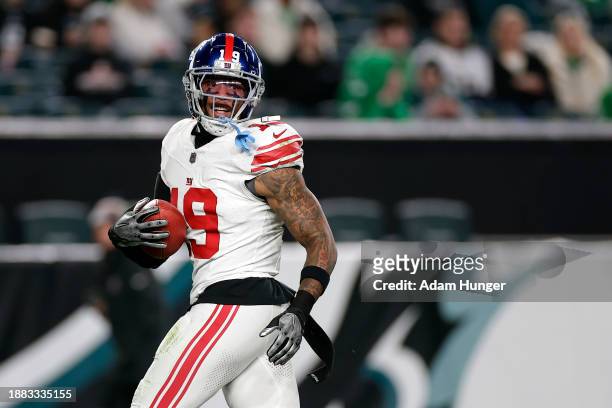 Isaiah Simmons of the New York Giants celebrates after recovering a fumble during the third quarter against the Philadelphia Eagles at Lincoln...