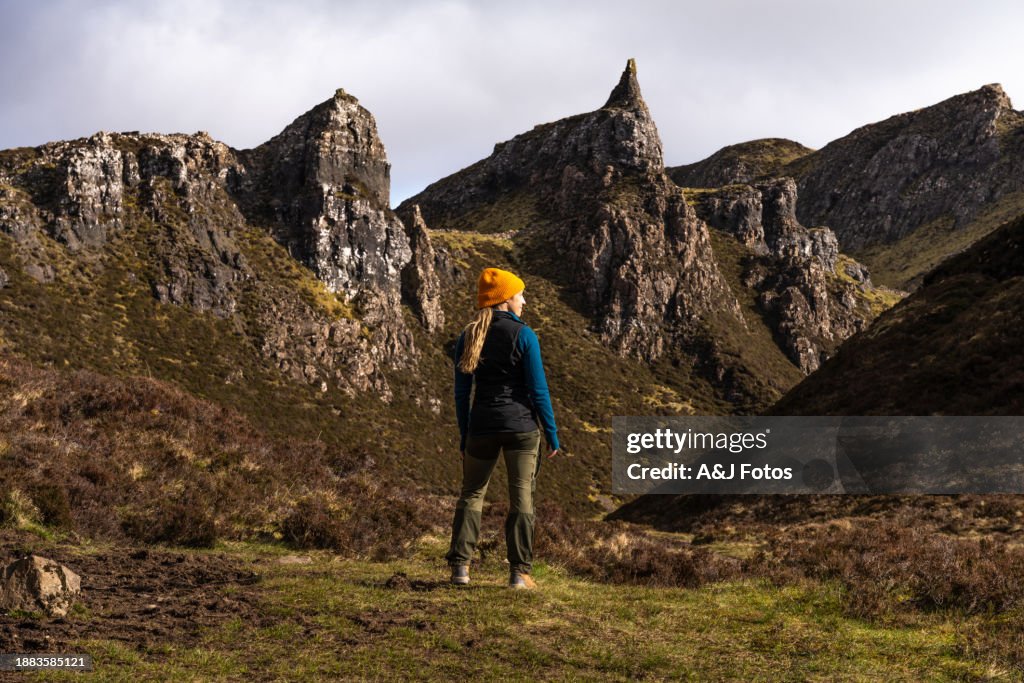 Eine Frau, die in den schottischen Highlands wandert.