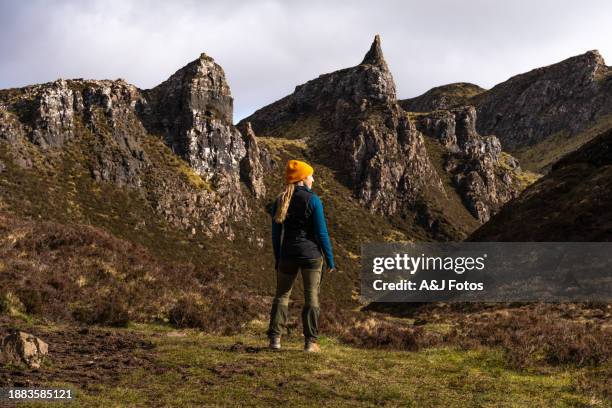eine frau, die in den schottischen highlands wandert. - schottisches hochland stock-fotos und bilder