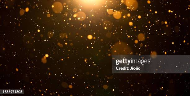 falling snowflakes under a streetlight at night - blendenfleck stock-fotos und bilder