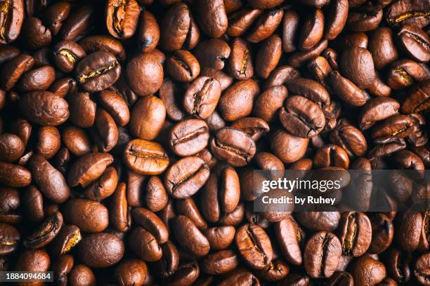 toasted coffee beans background - café établissement de restauration photos et images de collection