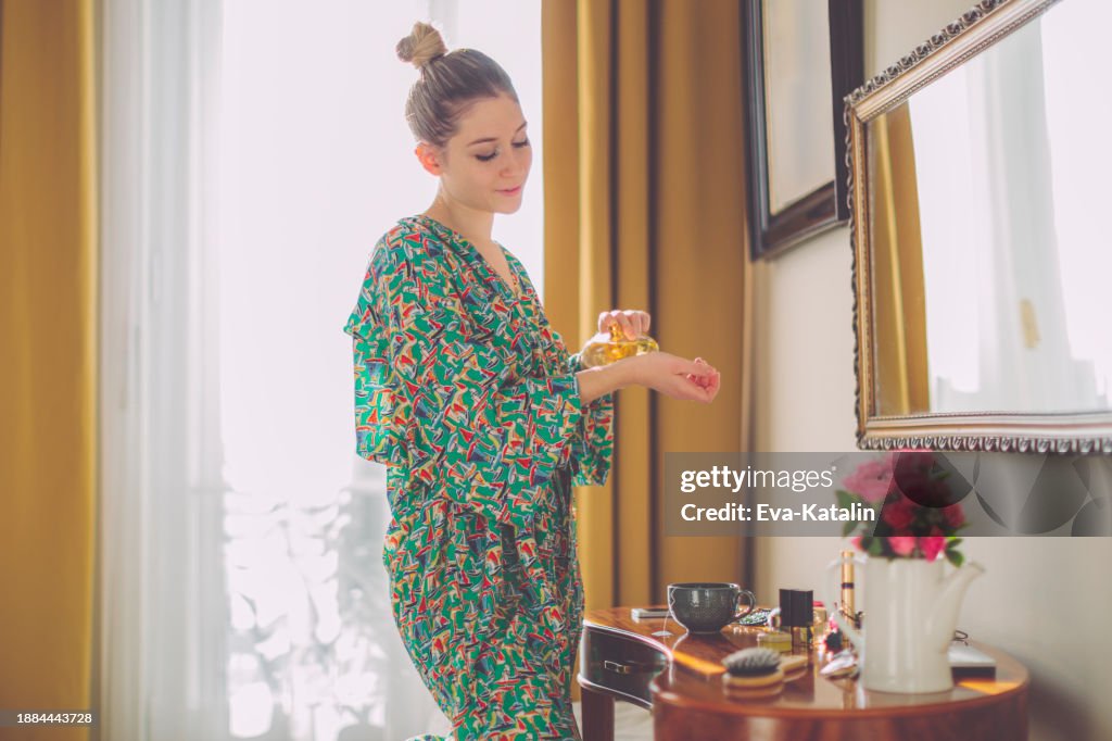 Mujer joven en casa