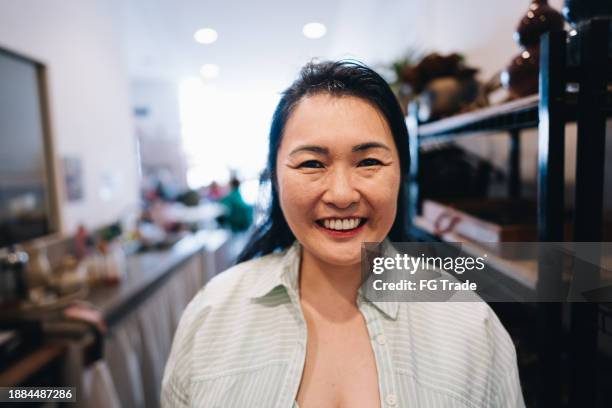 portrait of a mature woman on her store - korean people stock pictures, royalty-free photos & images
