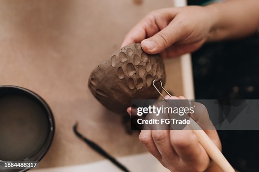 Primo piano di una donna che realizza un prodotto artigianale in ceramica Primo piano di una donna che realizza un prodotto artigianale in ceramica