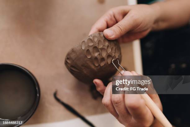 primo piano di una donna che realizza un prodotto artigianale in ceramica - sculpture foto e immagini stock