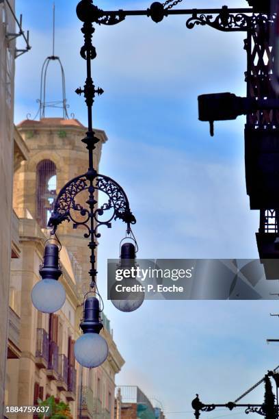 barcelona, beautiful street lighting of carrer de ferran - éclairage public foto e immagini stock