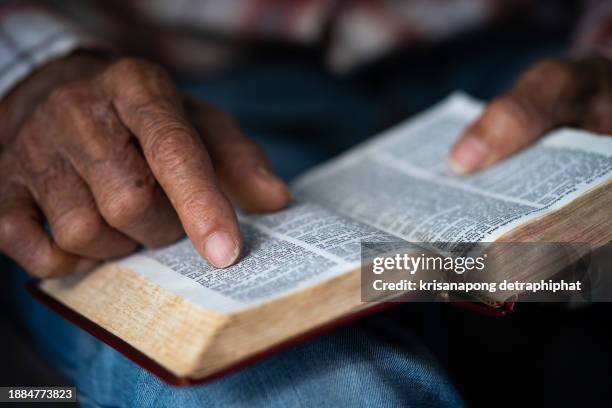 old man reading bible. - worshipper - fotografias e filmes do acervo