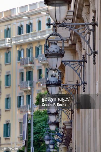 barcelona, old street lighting carrer del dr. joaquim pou - éclairage public foto e immagini stock