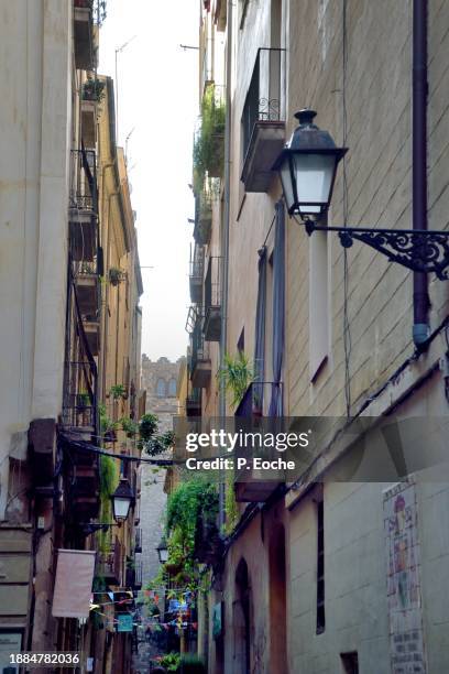 barcelona, the narrow street of carrer de n'amargos - éclairage public foto e immagini stock