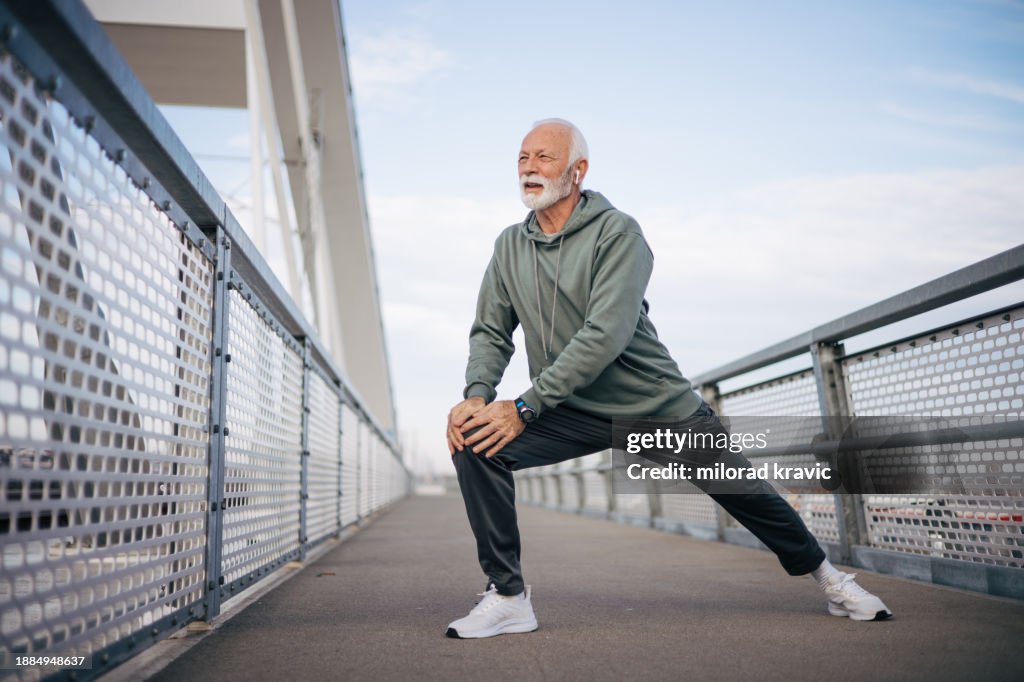 Un homme mûr se dégourdit les jambes sur le pont