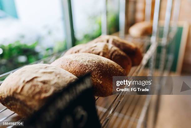 close-up de pão à venda na padaria - trigo integral alimento básico - fotografias e filmes do acervo
