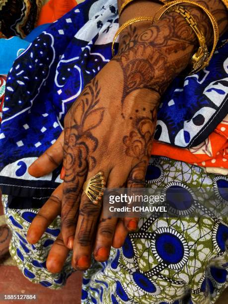 hands henna tattoos zanzibar - henna hands stock-fotos und bilder