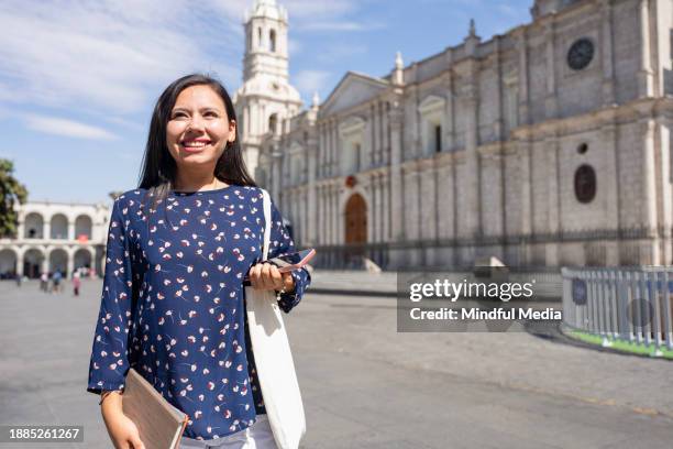 weitwinkelaufnahme einer jungen lateinamerikanischen frau beim sightseeing in der basilica catedral de arequipa, plaza de armas, arequipa, peru - arequipa peru stock-fotos und bilder