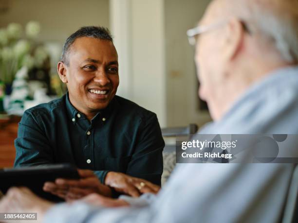 atención a la tercera edad - residential care fotografías e imágenes de stock