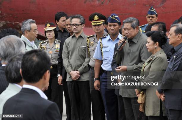 Indonesian President Susilo Bambang Yudhoyono , his wife Kristiani Herawati and Indonesian Foreign Minister Marty Natalegawa visit the disaster zone...