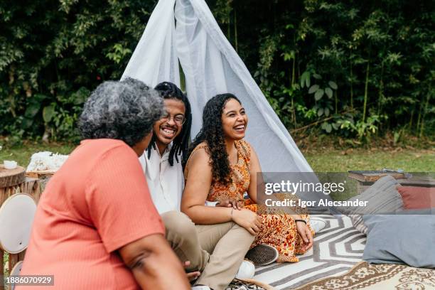 picnic and engagement in the natural park - milestone stockfoto's en -beelden