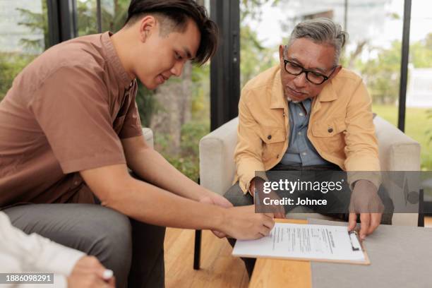 sealing the deal - deal signing stockfoto's en -beelden