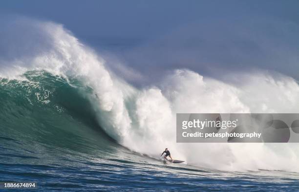 big wave surfing at waimea, hawaii - big wave surfing stock pictures, royalty-free photos & images