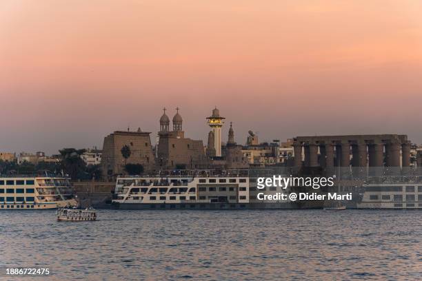 sunset over luxuor from the westbank in egypt - nile river foto e immagini stock