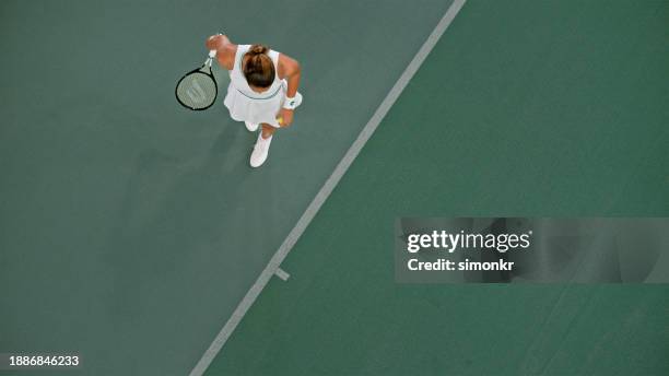 jugador de tenis jugando en cancha de tenis - saque deporte fotografías e imágenes de stock