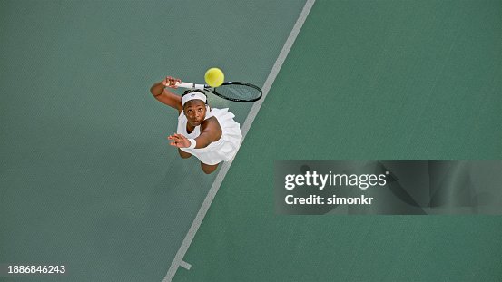 テニスコートでプレーするテニス選手 テニスコートでプレーするテニス選手