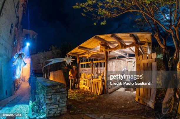 crèche vivante d’arrone - cabane structure bâtie photos et images de collection