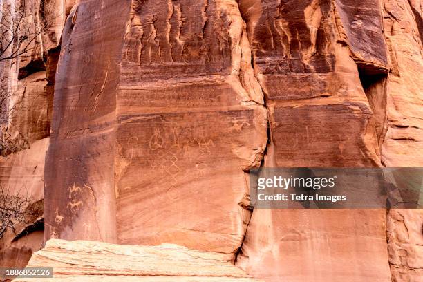 usa, arizona, rock face with petroglyphs in canyon de chelly national monument - canyon de chelly national monument stock pictures, royalty-free photos & images