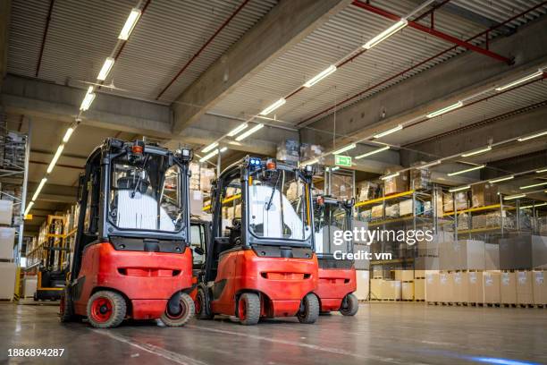 carrelli elevatori in magazzino senza persone - caricare attività foto e immagini stock